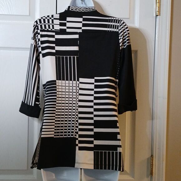 New Directions black white print button down business casual blouse  Sz SP - Picture 4 of 5